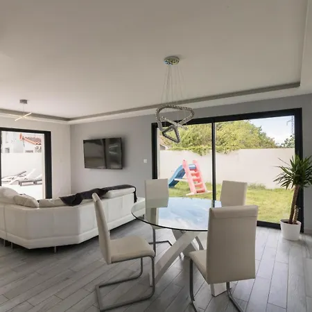 La Villa - Piscine Et Jacuzzi بيت للعطل